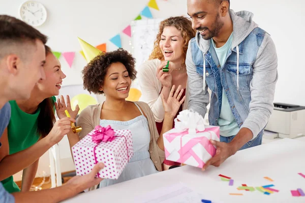 Team collega di saluto alla festa di compleanno dell'ufficio — Foto Stock