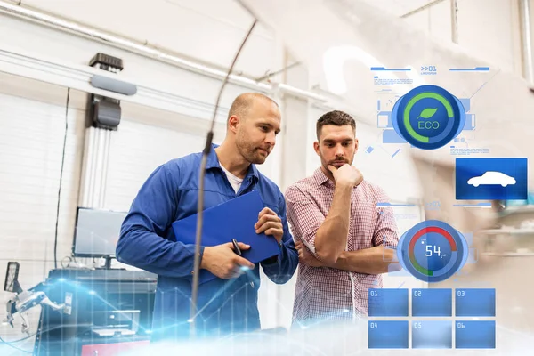 Auto mechanic with clipboard and man at car shop — Stock Photo, Image