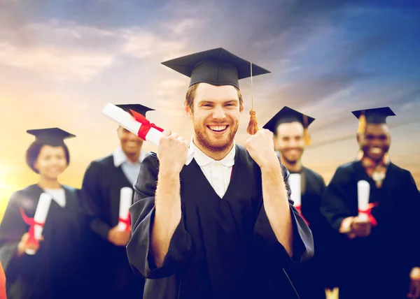 Estudante feliz com diploma celebrando a formatura — Fotografia de Stock