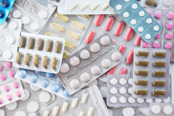 Diverse pillole e capsule di farmaci — Foto Stock