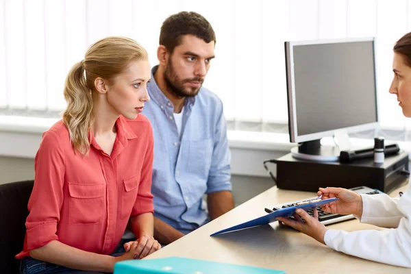 Couple visiting doctor at family planning clinic — Stock Photo, Image