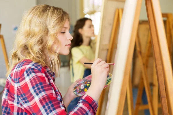 Menina com cavalete pintura no estúdio da escola de arte — Fotografia de Stock