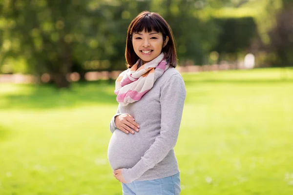 Gelukkig zwangere Aziatische vrouw op park — Stockfoto
