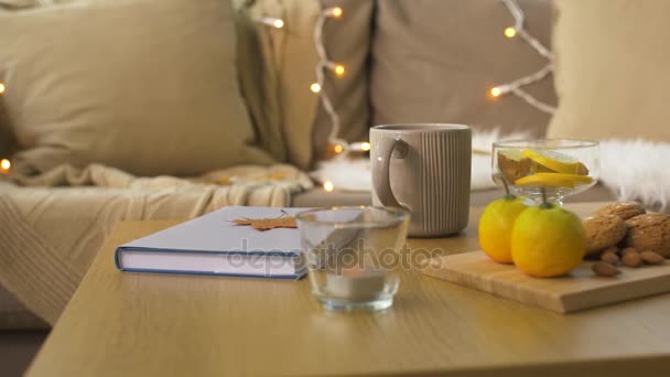 Libro, limone, tè e biscotti in tavola a casa — Video Stock