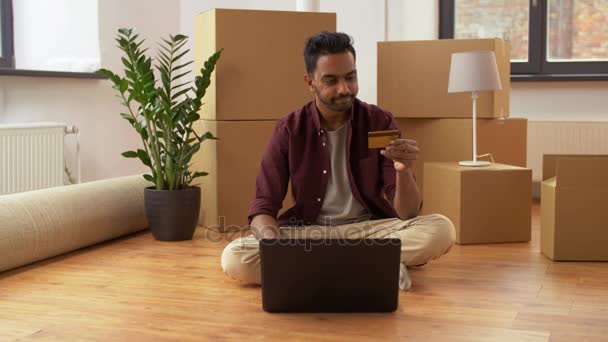 Homem com laptop compras on-line em nova casa — Vídeo de Stock