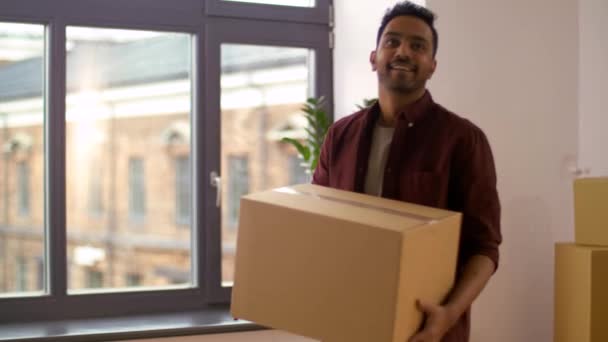 Hombre feliz con caja mudándose a casa nueva y bailando — Vídeo de stock