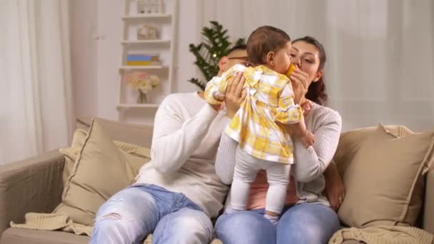 Familia feliz con la niña en casa — Vídeo de stock