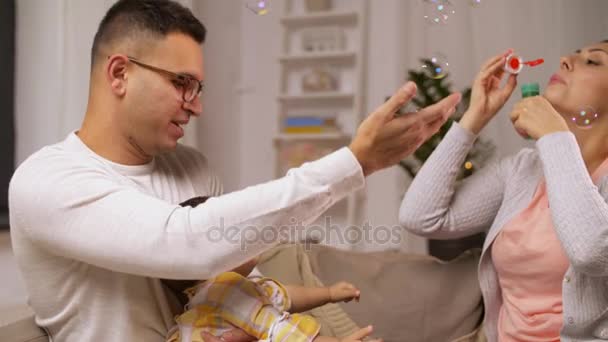 Familia feliz con burbujas de bebé y jabón en casa — Vídeo de stock