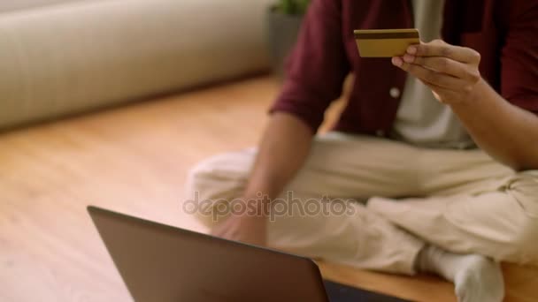 Человек с ноутбуком покупает онлайн в новом доме — стоковое видео