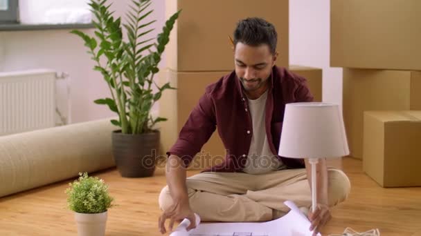 Homem com caixas e planta movendo-se para a nova casa — Vídeo de Stock