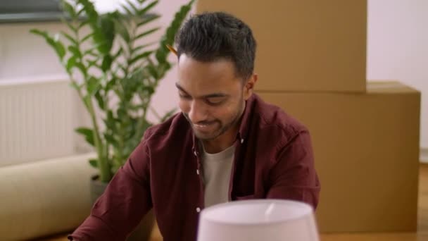 Homem com caixas e planta movendo-se para a nova casa — Vídeo de Stock