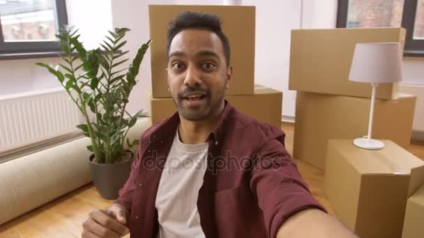 Gelukkig man met vak verplaatsen naar nieuwe woning en dansen — Stockvideo