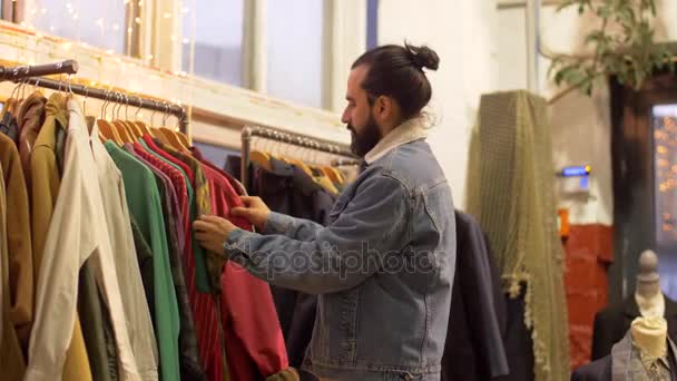 Paar kleding op de vintage kledingwinkel kiezen — Stockvideo