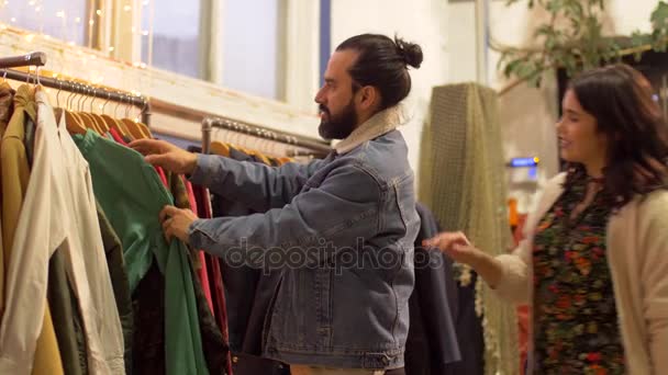 Vintage giyim mağazasında giysiler seçmek Çift — Stok video