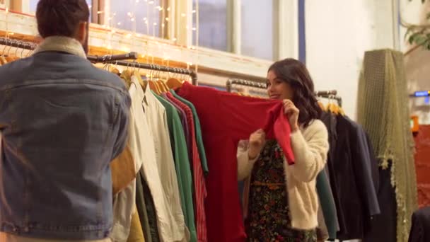 Paar wählt Kleidung im Vintage-Bekleidungsgeschäft — Stockvideo