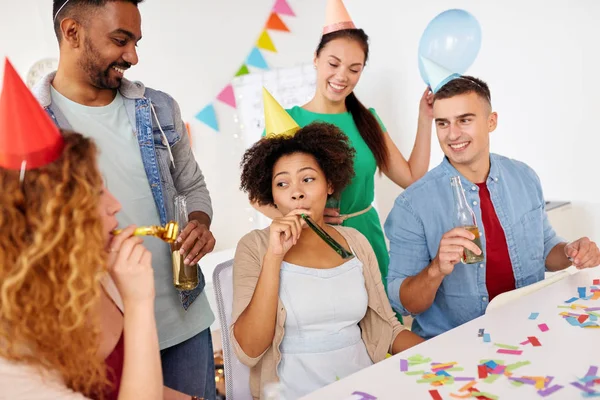 Glückliches Team hat Spaß bei Büroparty — Stockfoto