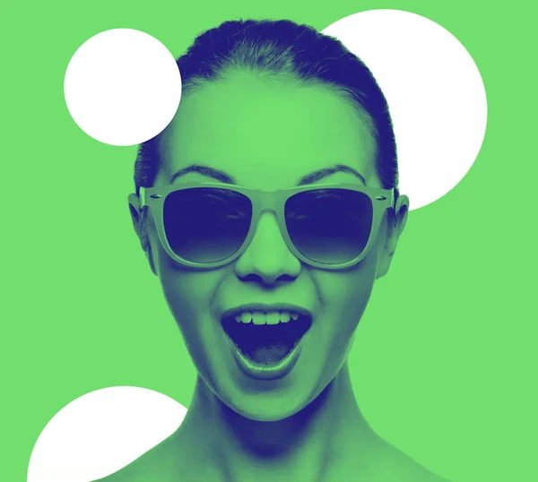 Glücklich erstaunt Teenager-Mädchen mit Sonnenbrille — Stockfoto