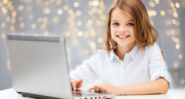 Девушка с ноутбуком компьютер — стоковое фото