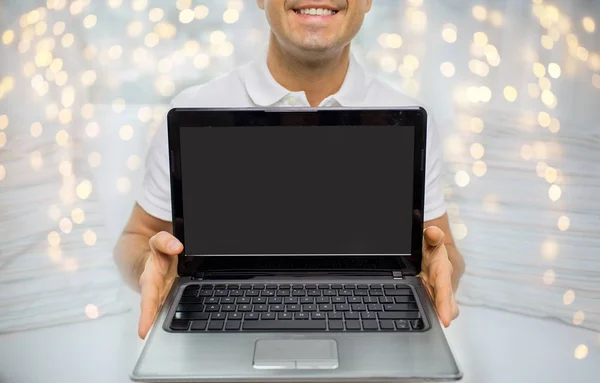 Primo piano di uomo felice mostrando laptop — Foto Stock