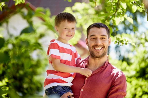 Feliz padre e hijo en el jardín de verano — Foto de Stock