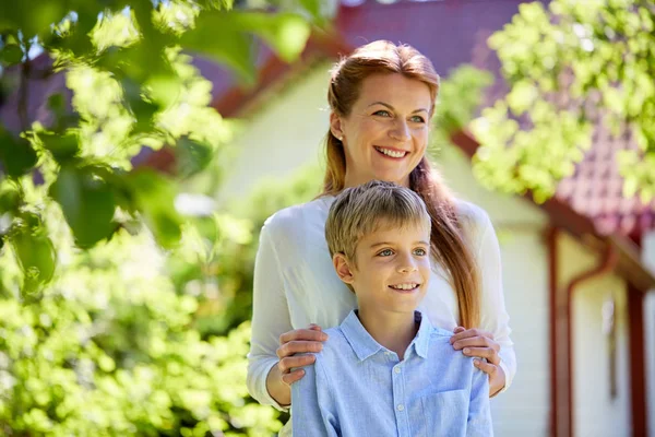 Gelukkig moeder en zoon op de zomertuin — Stockfoto