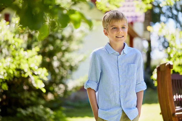 Lyckligt leende pojke på summer garden — Stockfoto