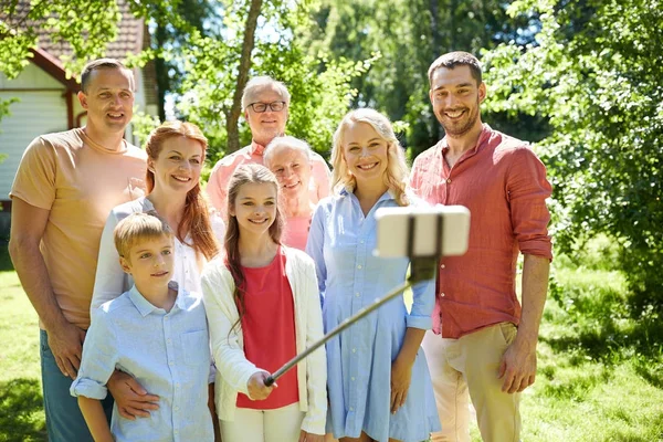 Lycklig familj tar selfie i sommarträdgård — Stockfoto