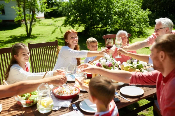 Famiglia felice che cena o festa estiva in giardino — Foto Stock