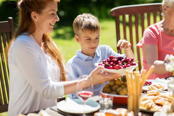 Famille heureuse dîner ou fête de jardin d'été — Photo