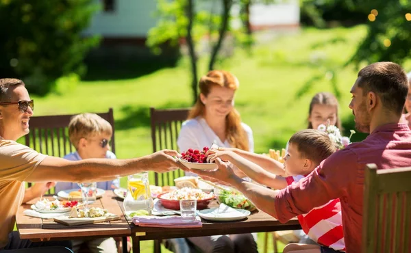 Щаслива сім'я вечеря або літня вечірка в саду — стокове фото