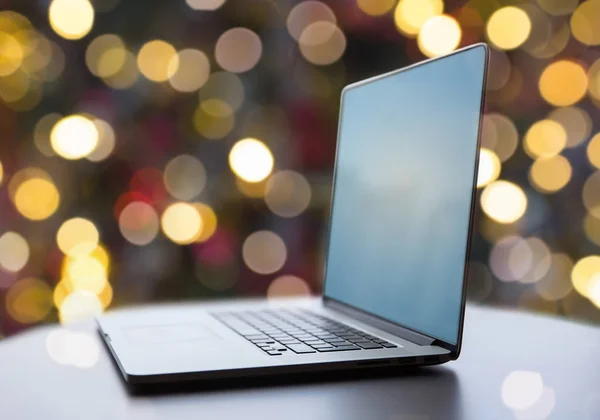 Laptop en koffie kopje op tafel met Kerstmis — Stockfoto