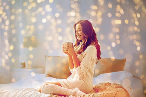Szczęśliwa kobieta filiżanki kawy w łóżku w domu — Zdjęcie stockowe