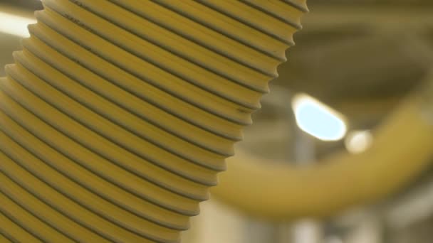 Tuberías de conducto de aire en taller o tienda de fábrica — Vídeo de stock