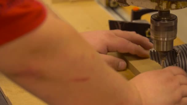 Carpintero con taladro y tabla en taller — Vídeos de Stock