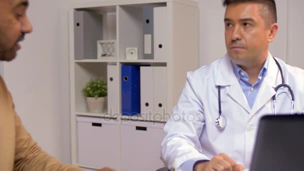 Médico com laptop e paciente masculino no hospital — Vídeo de Stock