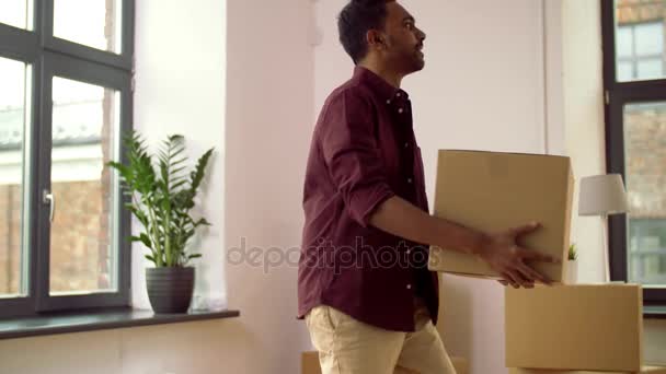 Hombre feliz con caja mudándose a casa nueva y bailando — Vídeo de stock