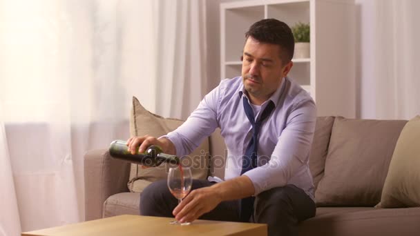 Alkoholowe wylewanie czerwonego wina do szkła w domu — Wideo stockowe