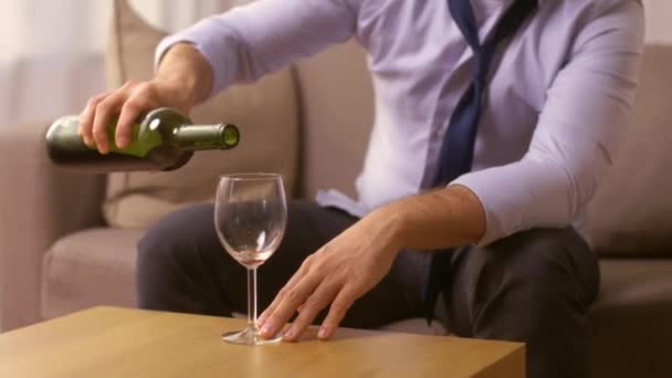 Zbliżenie na alkoholu picia wina w domu — Wideo stockowe