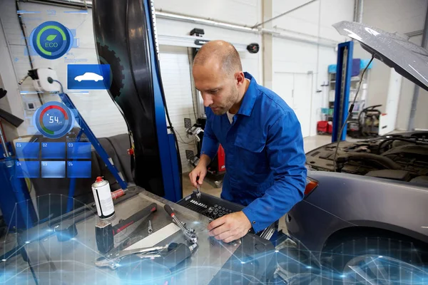 Mecánico hombre con llave de reparación de coches en el taller —  Fotos de Stock