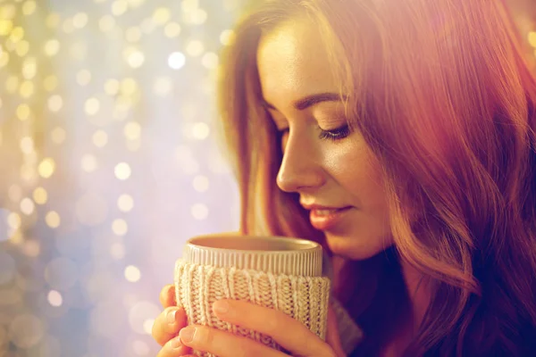Boldog nő tea vagy kávé csésze közelről — Stock Fotó