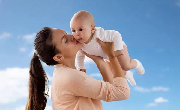 Mère heureuse embrassant petit garçon sur le ciel — Photo