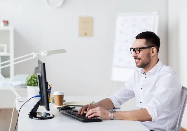 Empresario escribiendo en el teclado de la computadora en la oficina — Foto de Stock