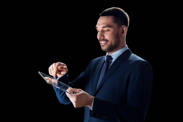 Podnikatel v obleku s transparentní tablet pc — Stock fotografie