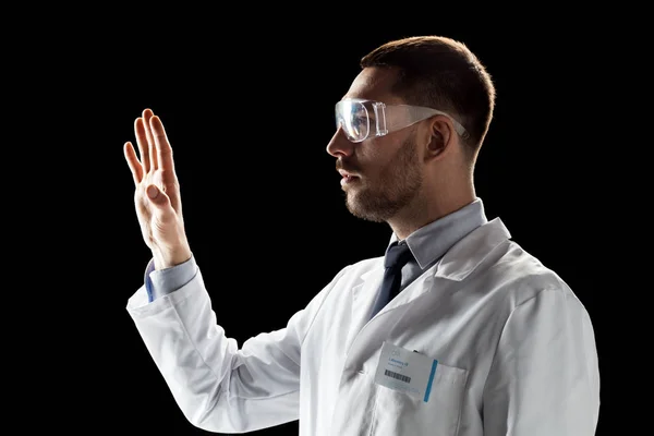 Doktor veya bilim adamı önlük ve koruyucu gözlük — Stok fotoğraf