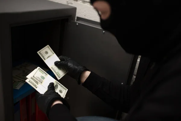 Voleur voler de l'argent dans un coffre-fort sur la scène de crime — Photo