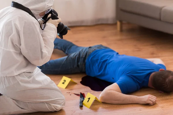 Criminaliste photographiant cadavre sur les lieux du crime — Photo