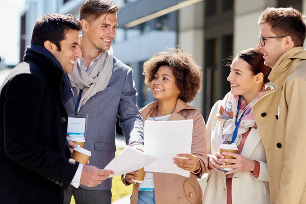 Internationell business-team med papper utomhus — Stockfoto