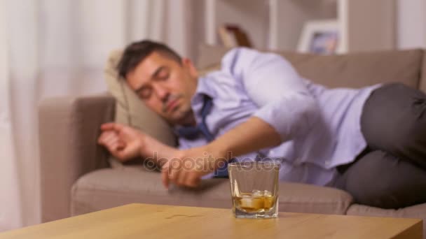 Алкоголик пьет виски и спит дома — стоковое видео