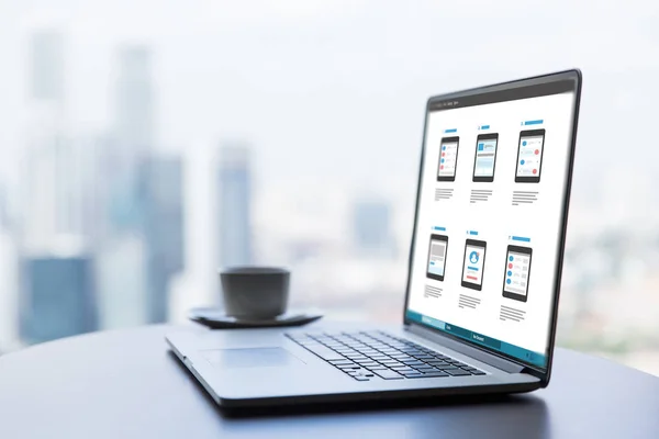 Laptop med smartphone interfacedesign på skärmen — Stockfoto
