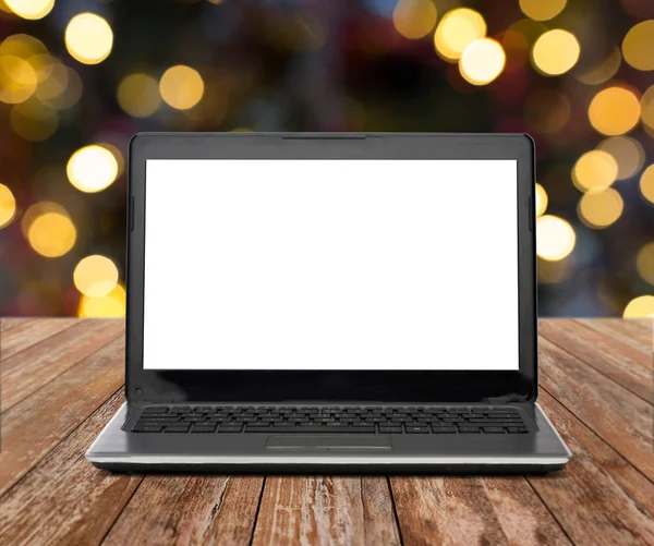 Ноутбук с белым экраном на рождественские огни — стоковое фото